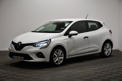 une voiture blanche est garée dans une pièce au sol à carreaux