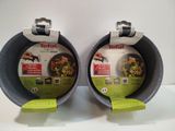 deux casseroles posées sur une table