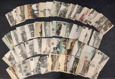 un lot de vieilles cartes postales posées sur une table