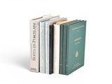 une pile de livres superposés sur une table