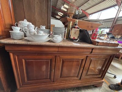 un grand meuble en bois sur lequel sont posés de nombreux plats