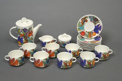 a lot of cups and saucers that are sitting on a table