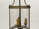 un luminaire à l'ancienne contenant deux bougies