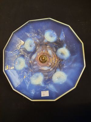 une photo d'une assiette bleue ornée de fleurs blanches