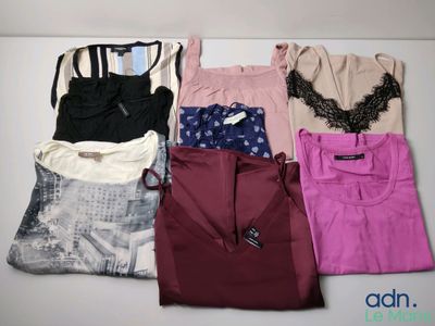 un tas de vêtements posés sur une table