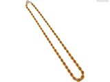 gros plan d'un collier en or sur fond blanc