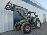 un tracteur garé devant un bâtiment