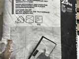 un sac de ciment posé sur une palette