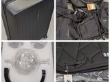 plusieurs images différentes d'une valise, d'un sac et d'autres objets