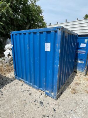 un conteneur bleu posé par terre