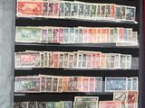 une photo d'une collection de timbres exposée dans un coffret