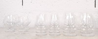 Plusieurs verres à vin vides sont alignés sur un comptoir