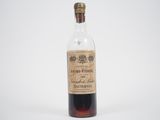 une bouteille de vin posée sur une surface blanche
