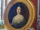 un tableau représentant une femme assise sur une chaise dans une pièce