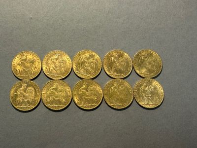 un tas de pièces d'or posé sur une table
