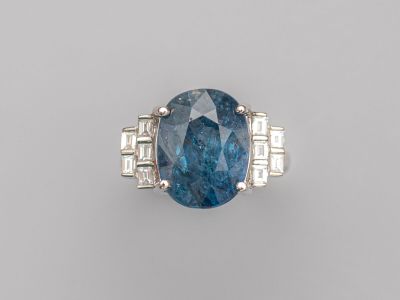 une bague en saphir et diamant