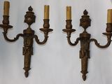 deux appliques murales anciennes en laiton avec des bougies, sur fond blanc