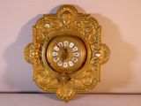 une horloge en or posée sur une table