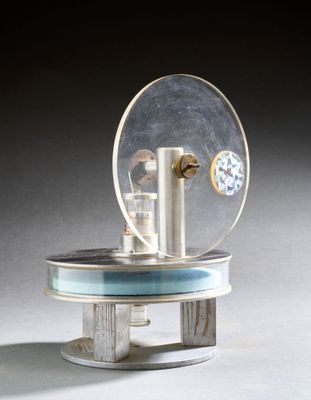 une horloge posée sur une table