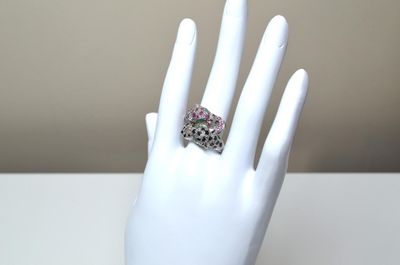Une bague en argent, à décor de 2 têtes de panthères serties…