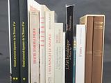un grand nombre de livres posés sur une table