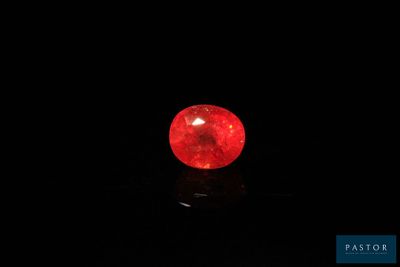 un diamant rouge dans l'obscurité