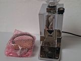 un sac de beignets posé à côté d'un moulin à café