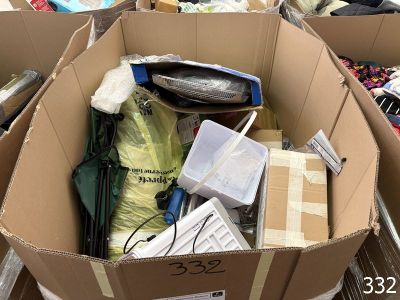 une boîte en carton remplie d'objets au milieu d'une pièce