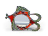 un miroir rouge et vert orné d'un poisson
