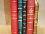 cinq livres empilés sur une table