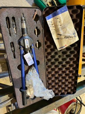 une mallette contenant des outils, posée sur une étagère
