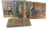Des figurines de Mickey Mouse et des livres sur Mickey Mouse sont empilés les uns sur les autres