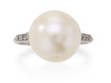 une bague en perle blanche et diamants