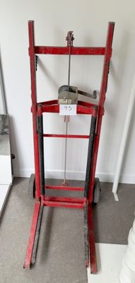 une photo d'un appareil de musculation rouge et noir dans une pièce