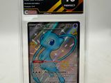 un gros plan d'une carte Pokémon dans un étui en plastique transparent