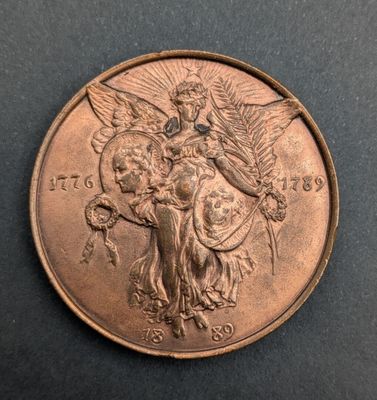 un gros plan d'une pièce de monnaie sur laquelle figure un ange