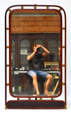 un homme se prenant en photo dans un miroir