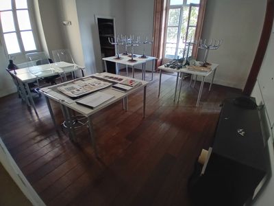 une image d'une salle à manger avec une table et des chaises
