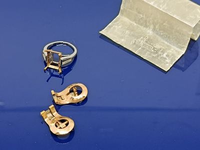 une bague en or et une bague en argent sur un fond bleu