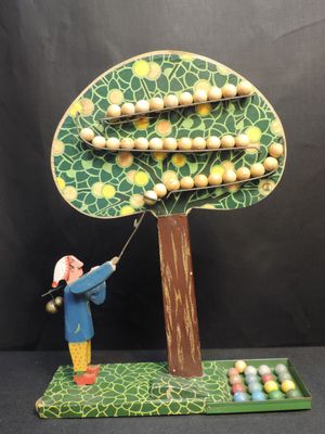 une figurine représentant un homme en train de couper une branche d'arbre avec un couteau
