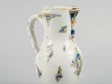 une image représentant un vase blanc orné de motifs bleus et jaunes