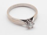 gros plan d'une bague en diamant sur une surface blanche