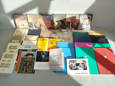 un grand nombre de livres posés sur une table