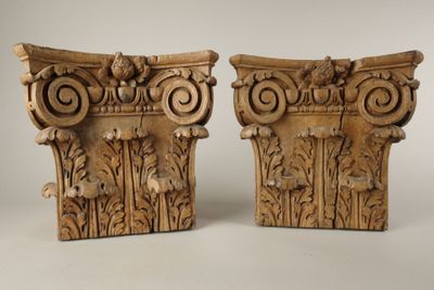 paire de cornes en bois sculpté, ornées de fleurs et de feuilles