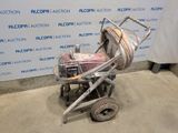 une photo d'une poussette dans une pièce