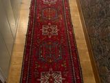tapis posé à même le sol dans le couloir d'une maison au sol en parquet