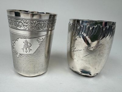deux coupes en argent ornées de motifs, placées côte à côte