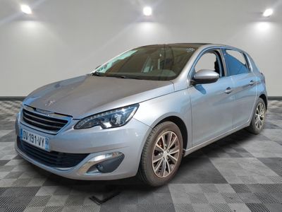la voiture argentée est garée sur un sol en damier dans le garage
