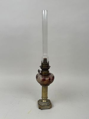 une lampe à huile à l'ancienne sur fond blanc