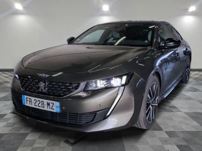 la voiture grise est garée sur un sol en damier dans le garage